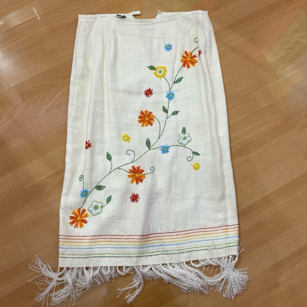 Muse Embroidered Floral White Skirt Size 12